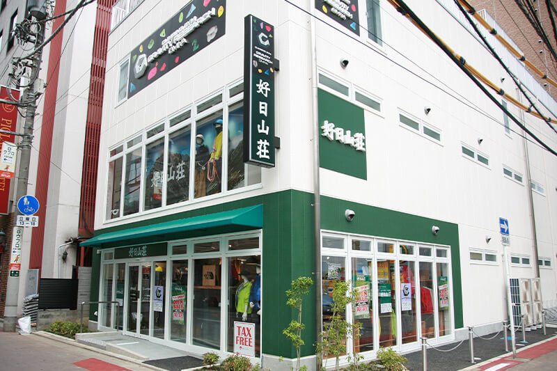 1F、2Fには好日山荘大宮店。3F、4F、5Fがボルダリングジムになっています。